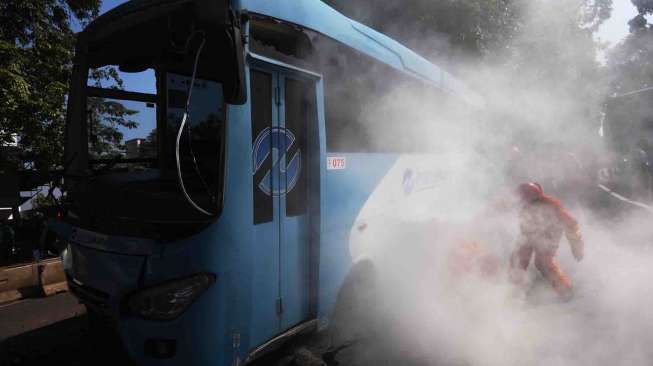 Bus Transjakarta Terguling