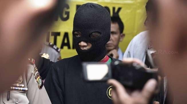  Ipul mencabuli anak kelas 6 SD usia 12 tahun di kolong tol Pelita.