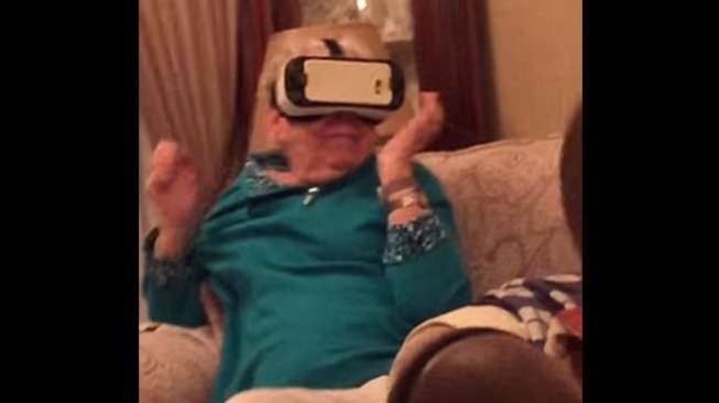 Ini yang Bikin Sang Nenek Teriak Saat Mengenakan VR