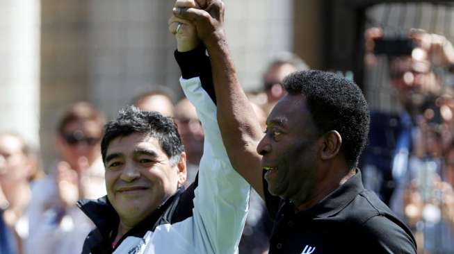 Pele (kanan) dan Diego Maradona hadir dalam sebuah event advertising di Paris. Reuters/Charles Platiau