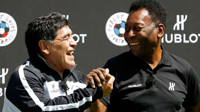 Pele (kanan) dan Diego Maradona dalam sebuah event advertising di Paris. Reuters/Charles Platiau