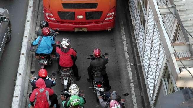 Aksi Pemotor Pindah Dari Jalur Busway Ini Tak Patut Ditiru