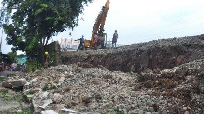 Pembatas Jalan Inspeksi Jebol