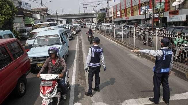 Tertangkap Nyelonong ke Busway, Denda Wajib Ditransfer Via Bank