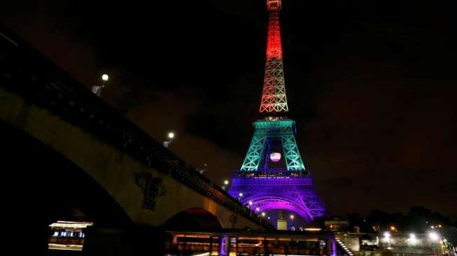 Penembakan di Klub Malam Gay, Menara Eiffel Berwarna Pelangi