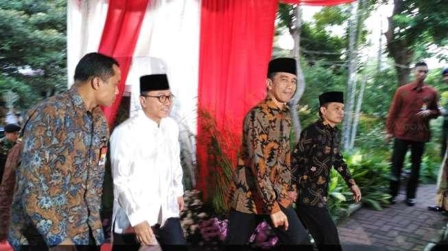 Senyuman Jokowi Saat Baru Tiba di Rumah Zulkifli Buat Bukber