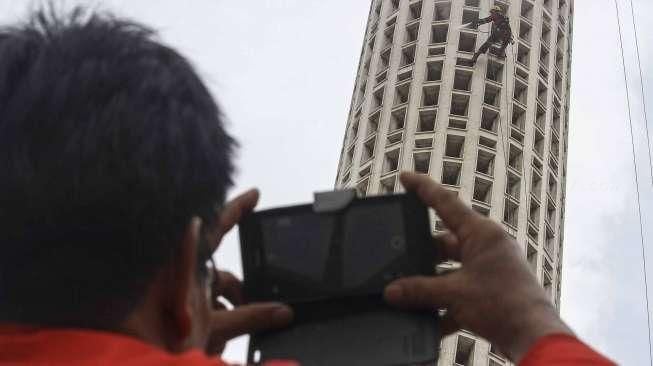 Teriak Histeris Menara Masjid Raya Bandung Roboh, Ternyata....