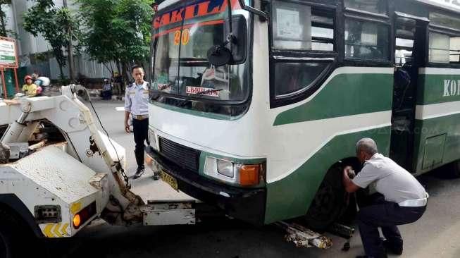 Untuk melancarkan arus lalu lintas di kawasan tersebut yang sering mengalami kemacetan.