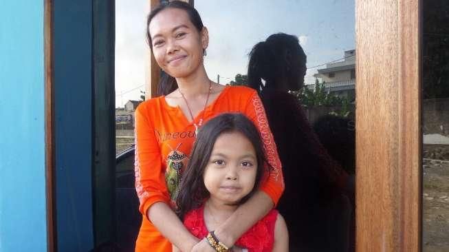 Misca Fortuna dan ibunya, Jacky Susilowati ditemui di kediamannya, kawasan Cimanggis, Depok, Jawa Barat, Kamis (16/6/2016) [suara.com/Wahyu]