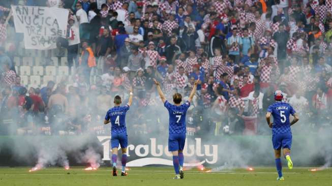 Penonton Lempar Suar, Rakitic Cemas Kroasia Diusir dari Euro 2016