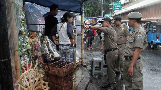 Penataan tersebut dilakukan guna menghindari kemacetan dan mengembalikan fungsi trotoar.