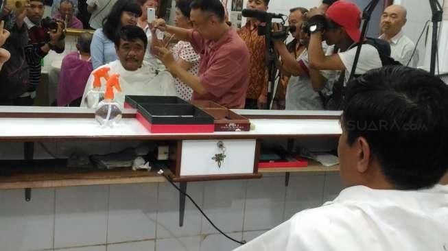 Djarot Potong  Rambut  di  Tempat Jokowi Dahulu Blusukan
