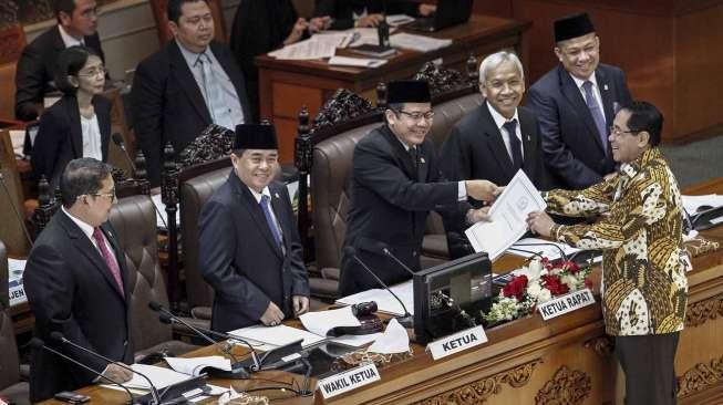 Membacakan surat Presiden Joko Widodo tentang penunjukan Kapolri.  