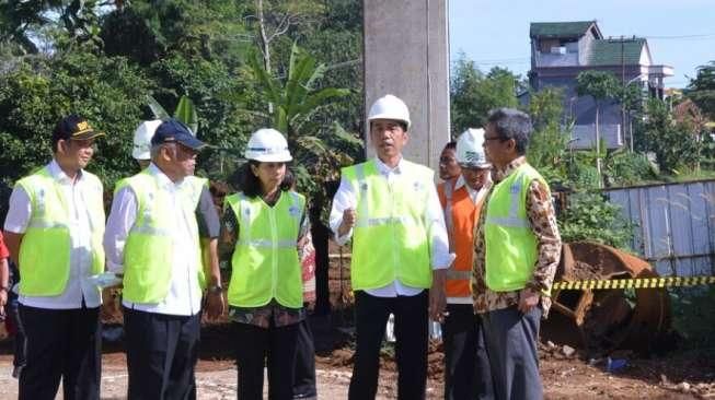 Jokowi Tinjau Pembangunan Jalan Tol di Jawa Barat