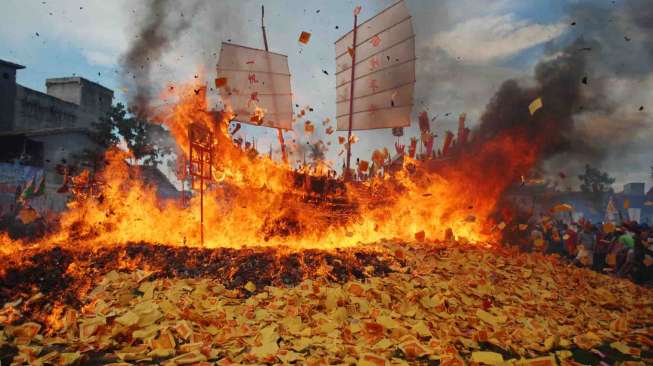 Perayaan Ritual Bakar Tongkang