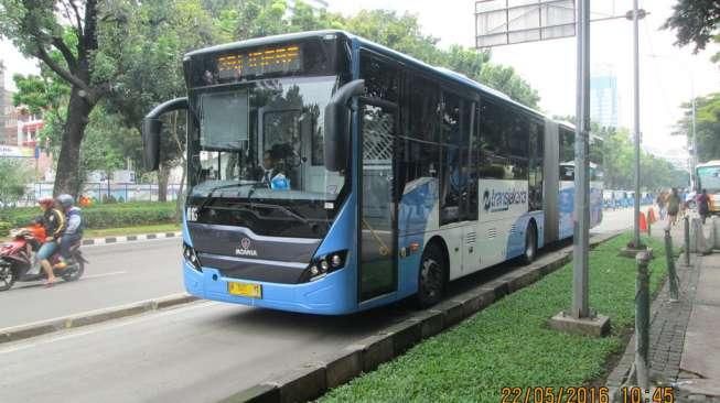 Bus Transjakarta melintas di Jalan Medan Merdeka, Jakarta Pusat, Minggu (22/5/2016). [Suara.com/Adhitya Himawan]