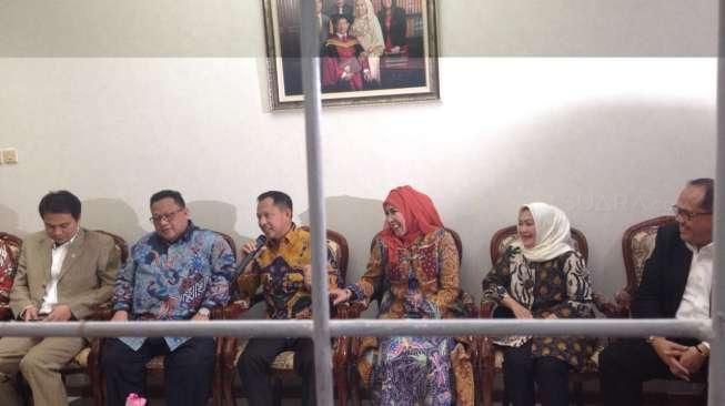 Keluarganya akan Dinilai, Begini Tito Sambut Komisi III di Rumah