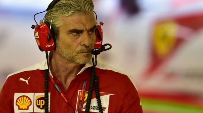 Team principal of the Scuderia Ferrari Formula One team Maurizio Arrivabene looks on in the pits during the Bahrain Formula One Grand Prix at the Sakhir circuit in Manama on April 3, 2016. AFP PHOTO / POOL / ANDREJ ISAKOVIC ANDREJ ISAKOVIC