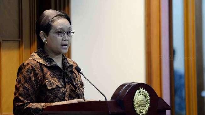 Menlu Retno Marsudi memberikan pernyataan di depan pers mengenai kabar penyanderaan tujuh WNI awak Kapal Charles 001, di Kementrian Luar Negeri, Jakarta, Jumat (24/6).[Suara.com/Oke Atmaja]