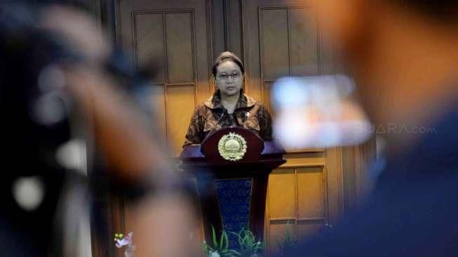 Menlu Retno Marsudi memberikan pernyataan di depan pers mengenai kabar penyanderaan tujuh WNI awak Kapal Charles 001, di Kementrian Luar Negeri, Jakarta, Jumat (24/6).[Suara.com/Oke Atmaja]