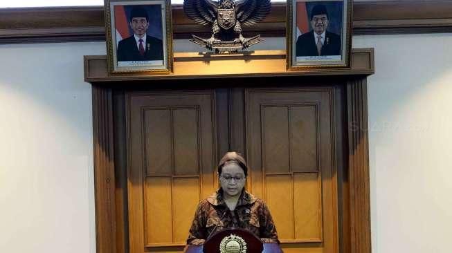 Menlu Retno Marsudi memberikan pernyataan di depan pers mengenai kabar penyanderaan tujuh WNI awak Kapal Charles 001, di Kementrian Luar Negeri, Jakarta, Jumat (24/6).[Suara.com/Oke Atmaja]