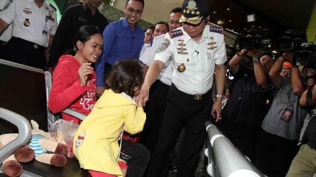 Menteri Perhubungan Ignasius Jonan saat melakukan sidak ke Stasiun Gambir, Jakarta, Jumat (24/6).[Suara.com/Oke Atmaja]