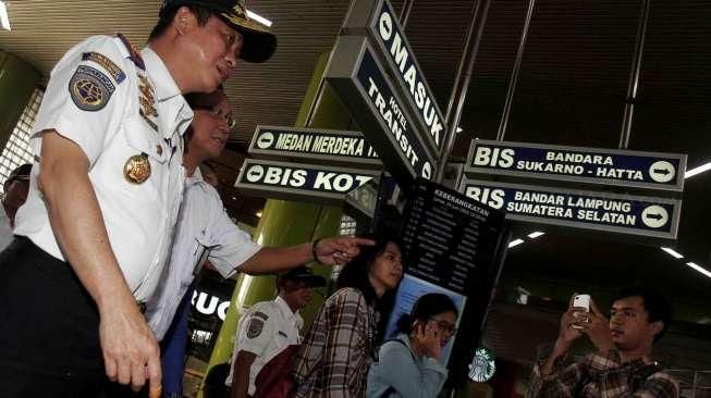 Menteri Perhubungan Ignasius Jonan saat melakukan sidak ke Stasiun Gambir, Jakarta, Jumat (24/6).[Suara.com/Oke Atmaja]