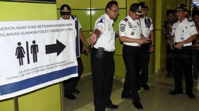 Menteri Perhubungan Ignasius Jonan saat melakukan sidak ke Stasiun Gambir, Jakarta, Jumat (24/6).[Suara.com/Oke Atmaja]