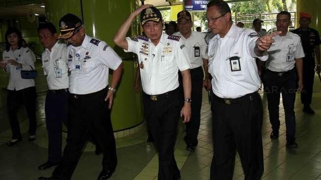 Menteri Perhubungan Ignasius Jonan saat melakukan sidak ke Stasiun Gambir, Jakarta, Jumat (24/6).[Suara.com/Oke Atmaja]