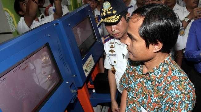 Menteri Perhubungan Ignasius Jonan saat melakukan sidak ke Stasiun Gambir, Jakarta, Jumat (24/6).[Suara.com/Oke Atmaja]