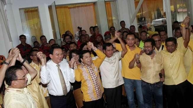 DPD Partai Golkar Provinsi DKI Jakarta menyerahkan dukungan resmi dari DPP Partai Golkar kepada Basuki Tjahaja Purnama (Ahok) untuk maju dalam Pilkada DKI Jakarta 2017. [Suara.com/Oke Atmaja]