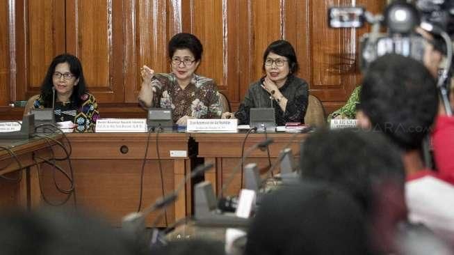 Menkes Nila F. Moeloek dan sejumlah pihak terkait memberikan keterangan soal temuan vaksin palsu, (24/6). [Suara.com/Kurniawan Mas'ud]