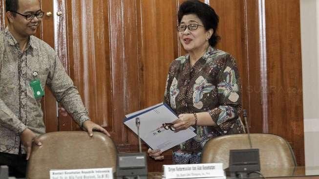 Menkes Nila F. Moeloek dan sejumlah pihak terkait memberikan keterangan soal temuan vaksin palsu, (24/6). [Suara.com/Kurniawan Mas'ud]