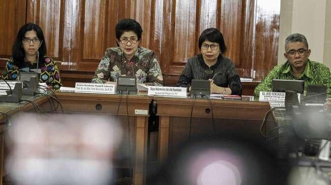 Menkes Nila F. Moeloek dan sejumlah pihak terkait memberikan keterangan soal temuan vaksin palsu, (24/6). [Suara.com/Kurniawan Mas'ud]