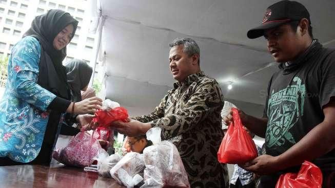 Ketua Komisi Pemilihan Umum Husni Kamil Malik melakukan sidak bazar di lapangan Komisi Pemilihan Umum, Jakarta, Jumat (24/6).[Suara.com/Oke Atmaja]