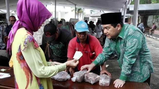 Ketua Komisi Pemilihan Umum Husni Kamil Malik melakukan sidak bazar di lapangan Komisi Pemilihan Umum, Jakarta, Jumat (24/6).[Suara.com/Oke Atmaja]