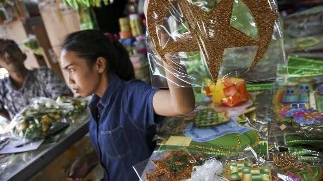 Pedagang ornamen hiasan Idul Fitri di salah satu toko di Pasar Asemka, Jakarta, Jumat (24/6). [Suara.com/Kurniawan Mas'ud]