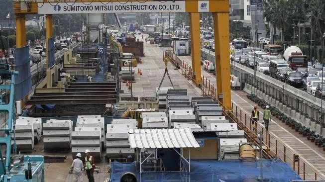 Pekerja menggarap proyek pembangunan stasiun Mass Rapid Transit (MRT) di kawasan Thamrin, Jakarta, Jumat (24/6).[Suara.com/Kurniawan Mas'ud]