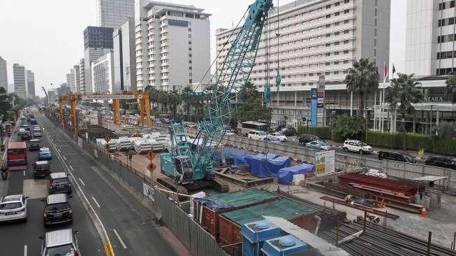 Pekerja menggarap proyek pembangunan stasiun Mass Rapid Transit (MRT) di kawasan Thamrin, Jakarta, Jumat (24/6).[Suara.com/Kurniawan Mas'ud]