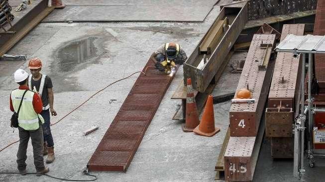 Pekerja menggarap proyek pembangunan stasiun Mass Rapid Transit (MRT) di kawasan Thamrin, Jakarta, Jumat (24/6).[Suara.com/Kurniawan Mas'ud]