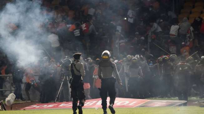 Petugas kepolisian berusaha menghalau suporter Persija Jakarta ketika terlibat kericuhan pada laga TSC 2016 di Stadion Utama Gelora Bung Karno, Jakarta, Jumat (24/6/2016) [Antara/Wahyu Putro A]