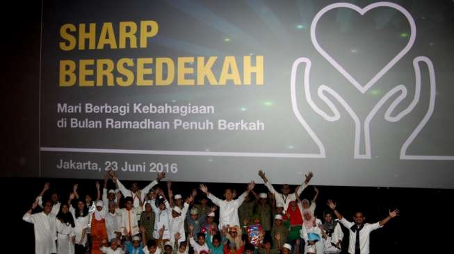 Sharp Ajak Anak Yatim Piatu Nonton Bareng