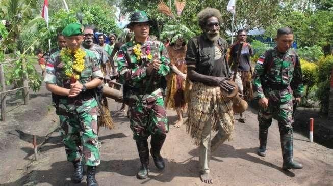 Begini Ketua Adat Kampung  Yakyu Sambut Komandan Pasukan RI-PNG