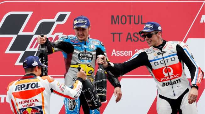 (Dari kiri ke kanan): Marc Marquez (Repsol Honda), Jack Miller (Estrella Galicia 0,0 Marc VDS), dan Scott Redding (OCTO Pramac Yakhnich) melakukan selebrasi di podium pada MotoGP Belanda, (26/6) [AFP/ANP/Bas Czerwinski]