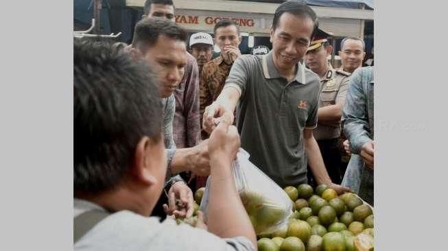 Presiden Joko Widodo (Jokowi) dan keluarga saat berjalan-jalan di sekitar kawasan Istana Cipanas, Jawa Barat, Minggu (26/6/2016), termasuk ke Kebun Raya Cibodas dan berbelanja di Pasar Cipanas. [Suara.com/Erick Tanjung]