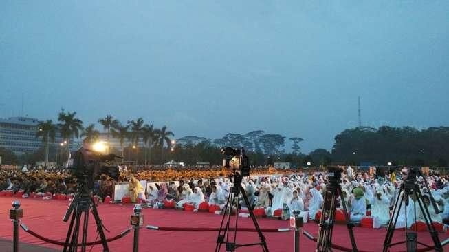 Jokowi, Iriana, JK, Mufidah Bukber Bareng Prajurit