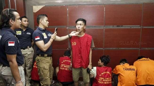 Polisi mengamankan 7 orang tersangka.   