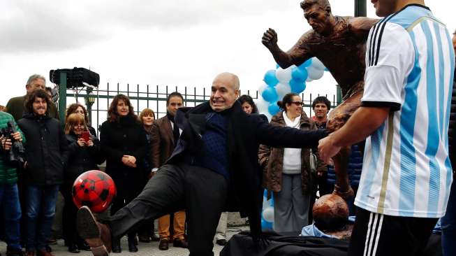 Walikota Buenos Aires Rodriguez Larreta menendang bola di depan patung Lionel Messi. Reuters/Marcos Brindicci