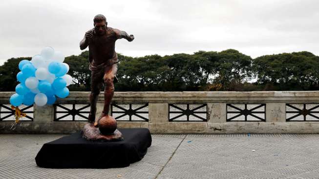 Patung Lionel Messi yang sedang menggiring bola berdiri di Buenos Aires. Reuters/Marcos Brindicci