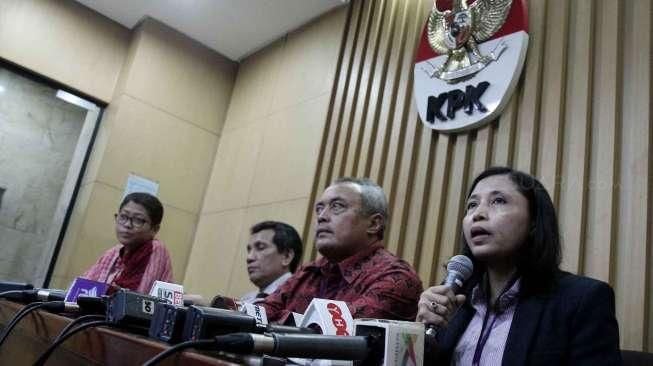 Jumpa pers terkait dana kampanye yang dihadiri Direktur Pencegahan KPK Pahala Nainggolan, Sekjen Bawaslu Gunawan Suswantoro, Komisioner KPK Ida Budiarti, Dirjen Otonomi Daerah Kemendagri Soni Sumarsono. [Suara.com/Oke Atmaja]